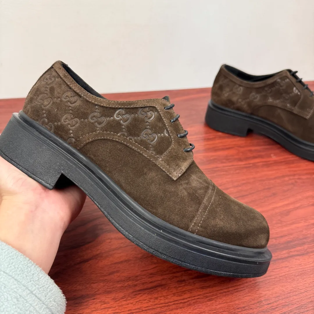 Batch 780 Gucci/Gucci new men's lace-up shoes with GG details, suede leather derby shoes! Rooted in the brand's heritage, these men's lace-up shoes are crafted from suede calfskin and embellished with GG-print embossed suede details in homage to Gucci's iconic monogram. The rubber sole decorated with GG pattern adds a touch of modern fashion to this design. Typical three-joint style design. European and American classic version, full calfskin lining. The overall upper texture is soft and the lining is comfortable and breathable. 2CM thickened soft rubber sole, easy to control. Versatile and stylish upper foot, multiple colors available to meet different matching needs, complete package! Size: 39-40-41-42-43-44 leather shoe size (can be customized to 38.45) Item number: 7826Z suede coffee color